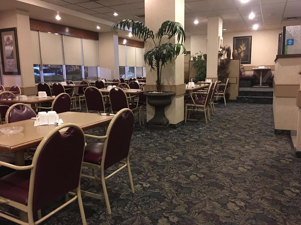 St. Albert Inn & Suites Saint Albert ภายนอก รูปภาพ